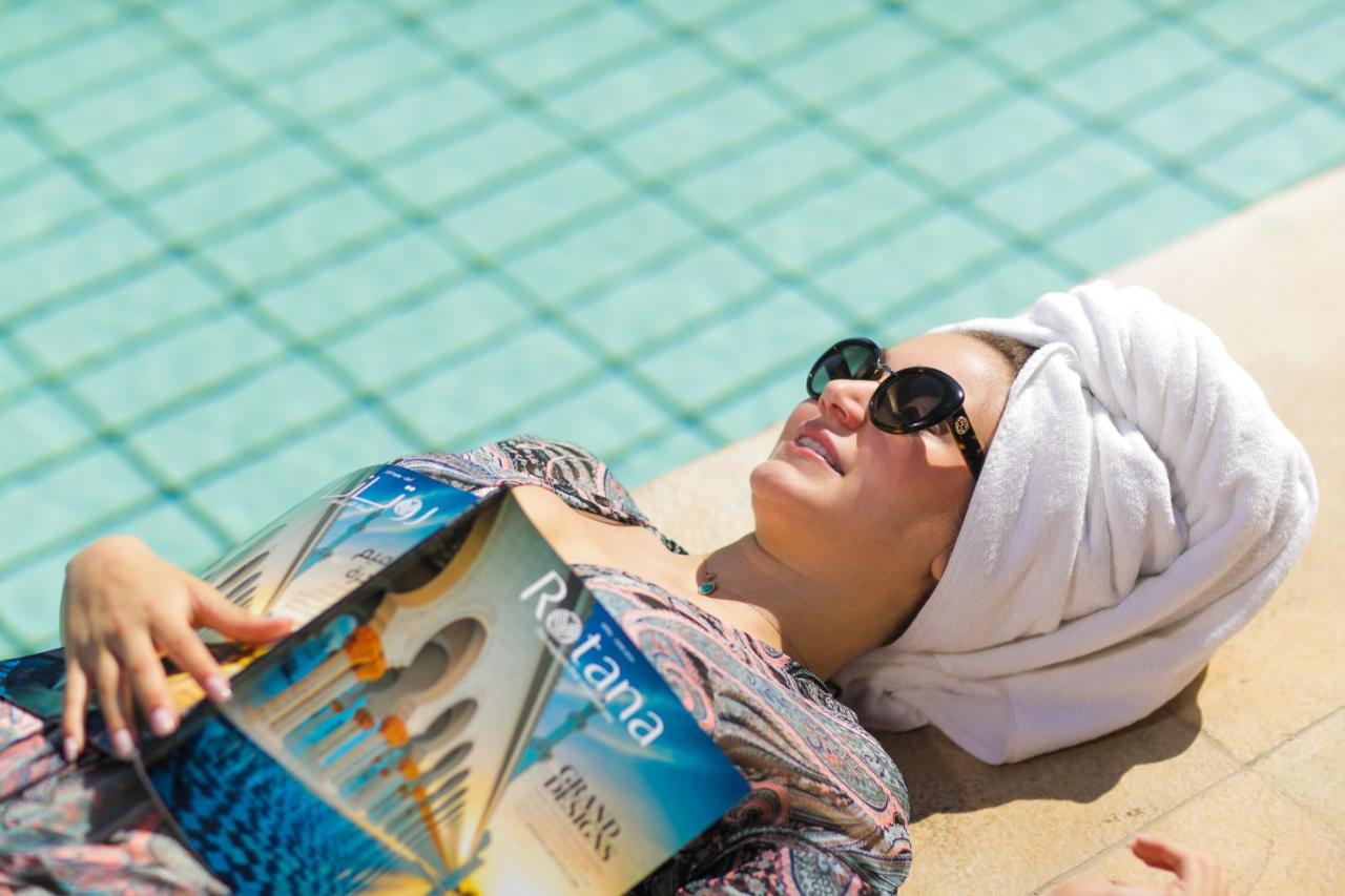 Gefinor Rotana - Beirut Hotell Eksteriør bilde A woman sunbathing