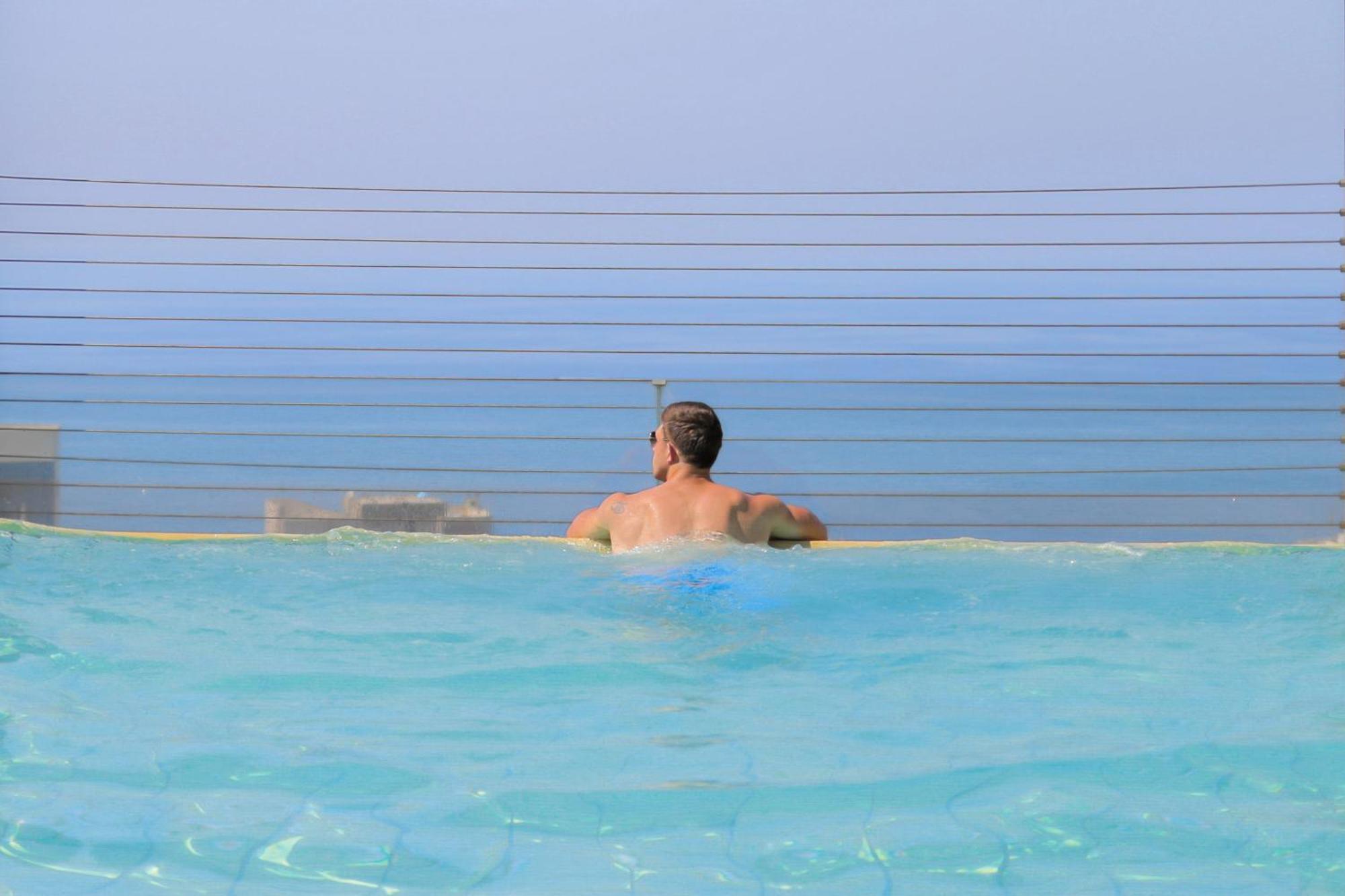 Gefinor Rotana - Beirut Hotell Eksteriør bilde Swimming pool at the Dead Sea