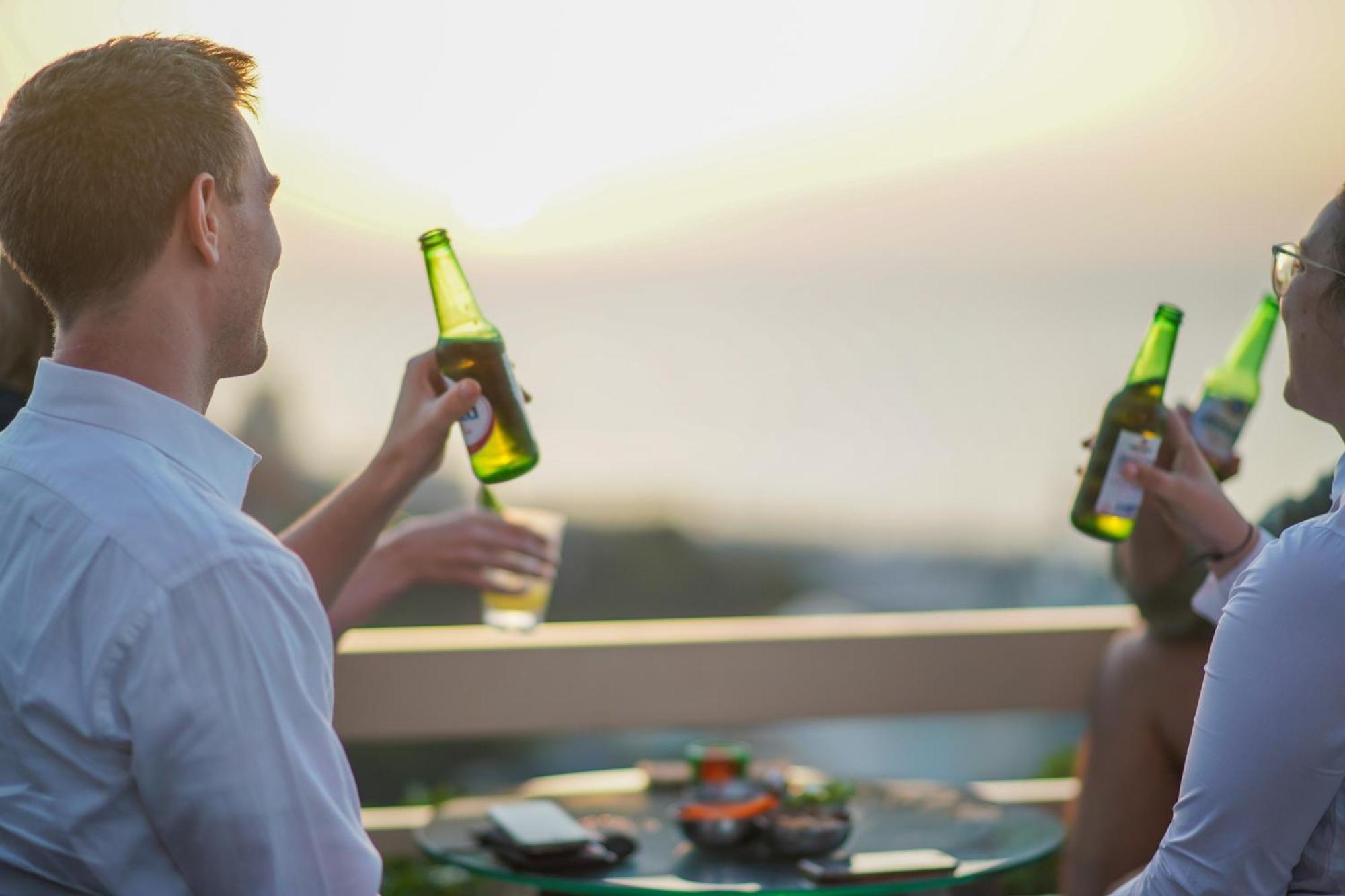 Gefinor Rotana - Beirut Hotell Eksteriør bilde Beer bottles