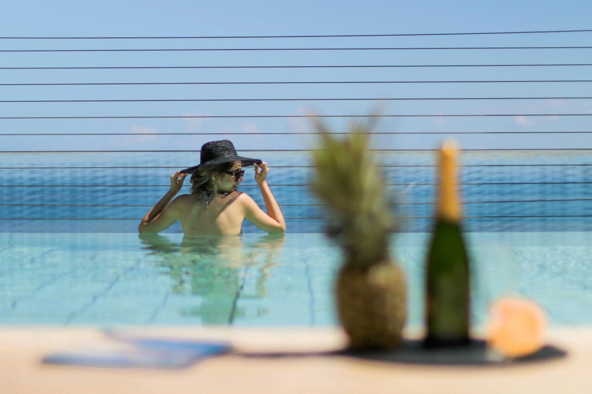 Gefinor Rotana - Beirut Hotell Eksteriør bilde A woman in a swimming pool