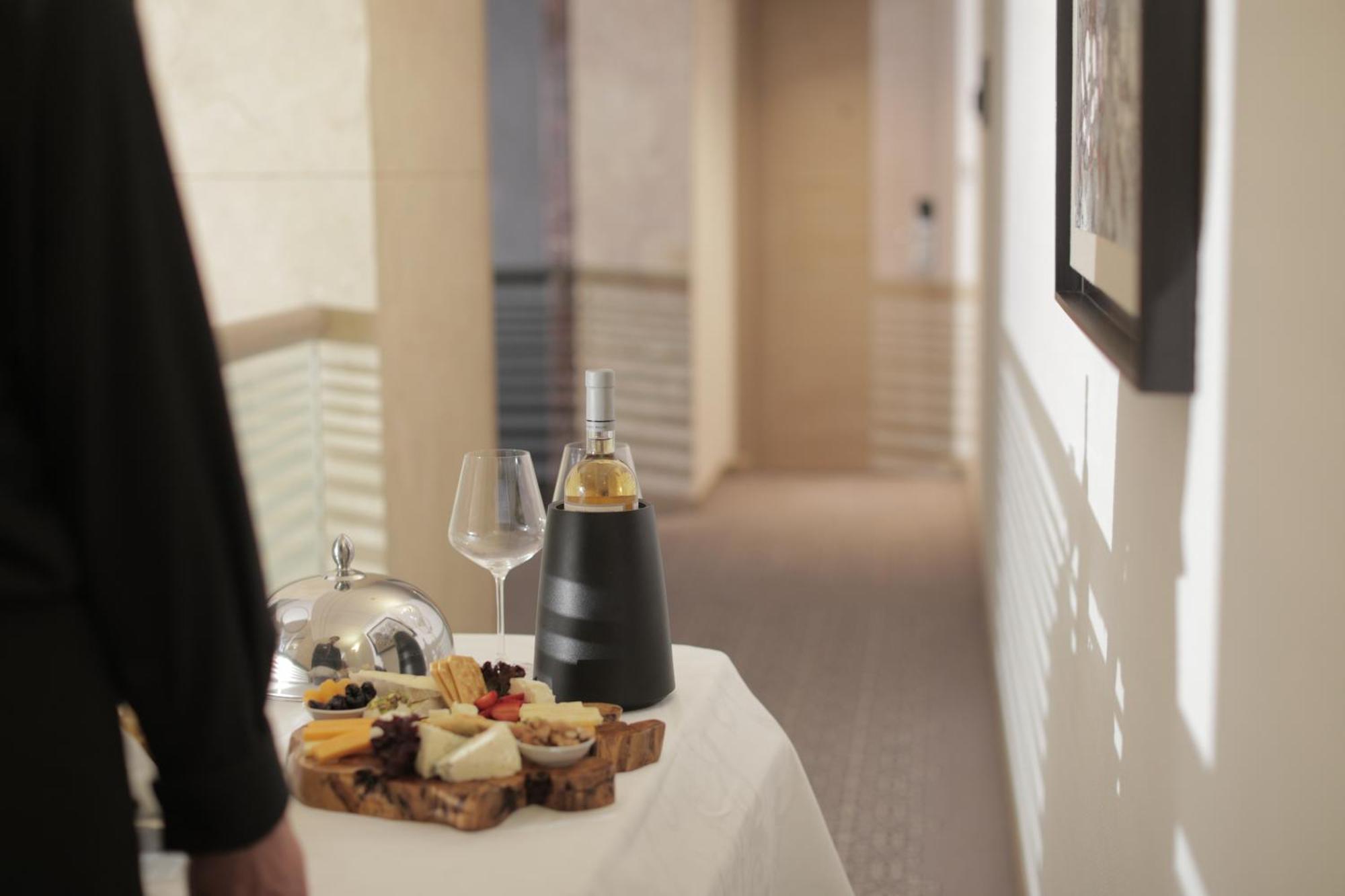 Gefinor Rotana - Beirut Hotell Eksteriør bilde A room service tray
