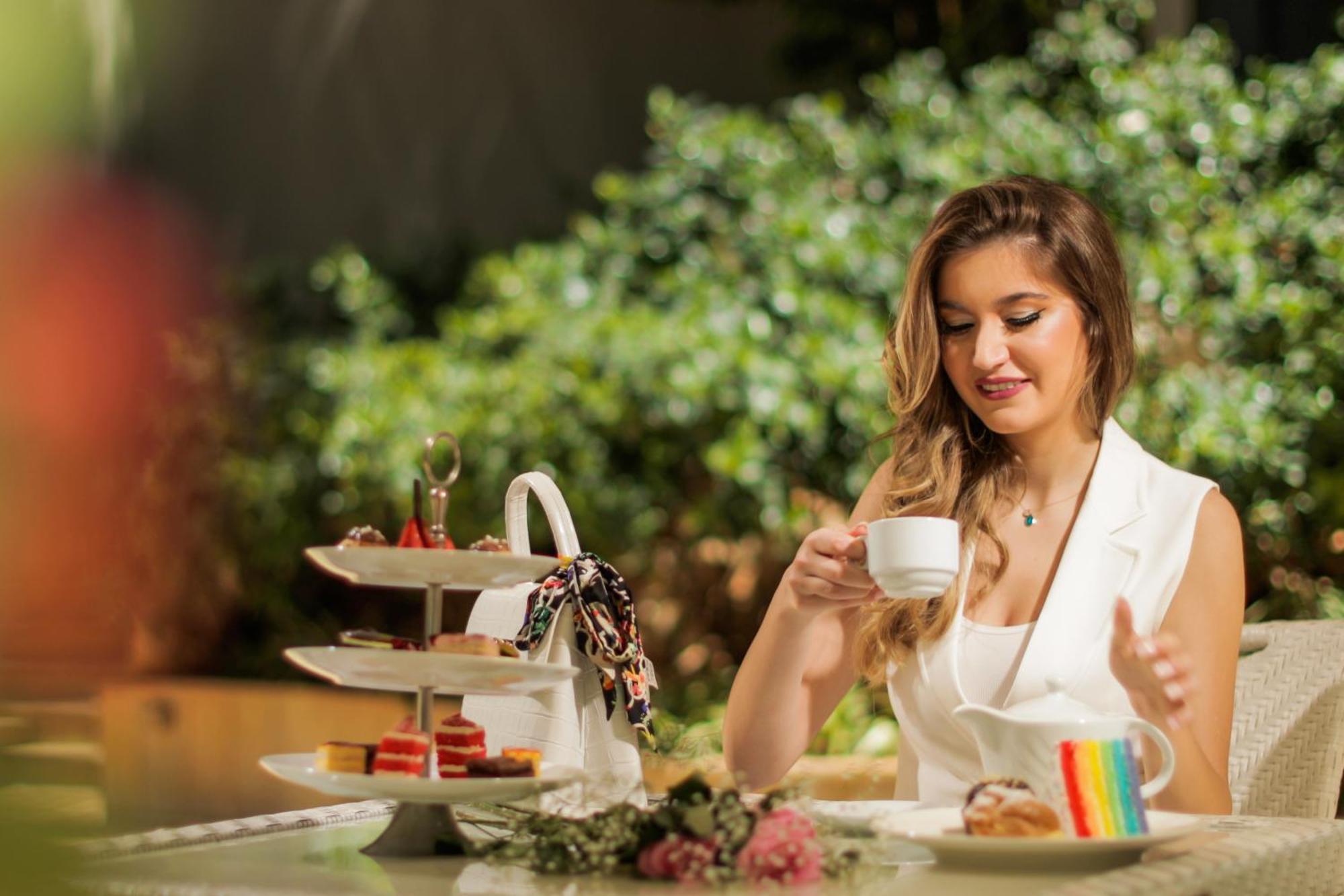 Gefinor Rotana - Beirut Hotell Eksteriør bilde A woman drinking tea