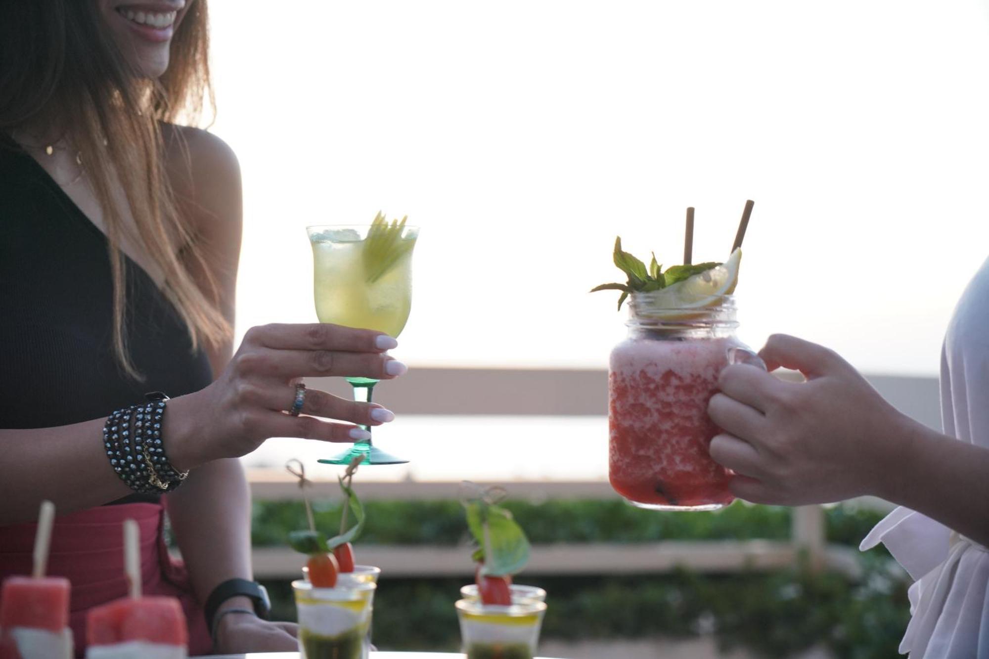 Gefinor Rotana - Beirut Hotell Eksteriør bilde Two people holding cocktails