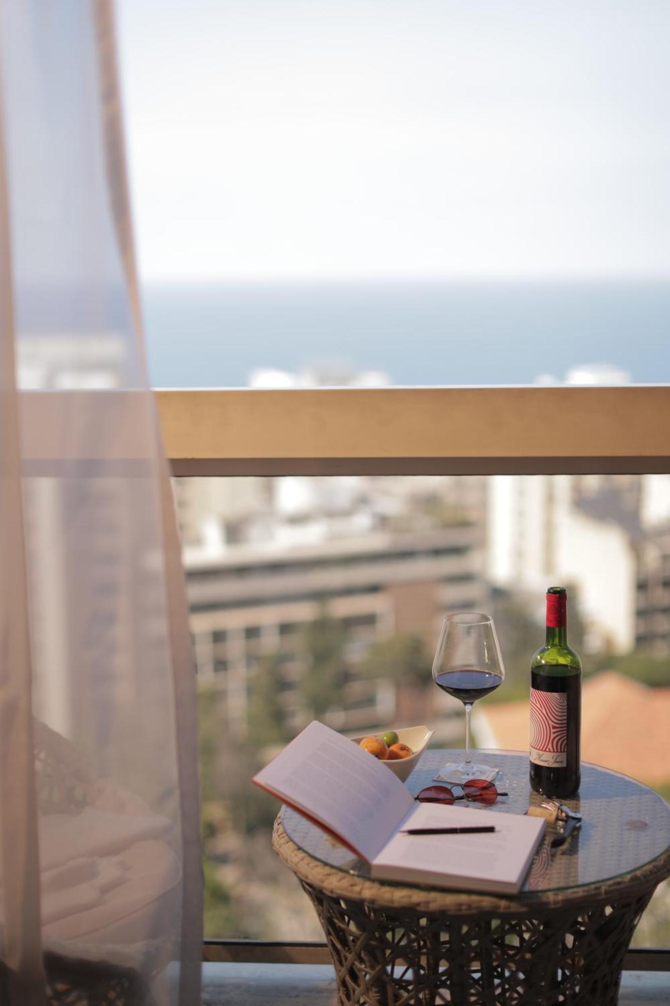 Gefinor Rotana - Beirut Hotell Eksteriør bilde A wine bottle and glass