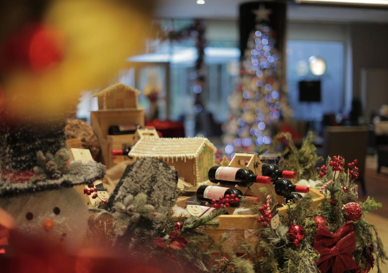 Gefinor Rotana - Beirut Hotell Eksteriør bilde A Christmas display at the hotel
