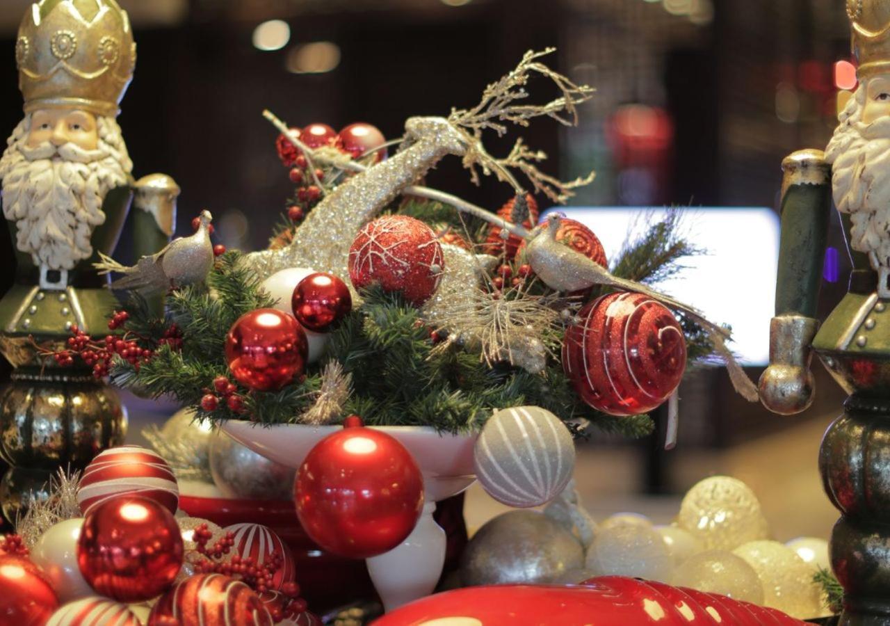Gefinor Rotana - Beirut Hotell Eksteriør bilde Christmas ornaments