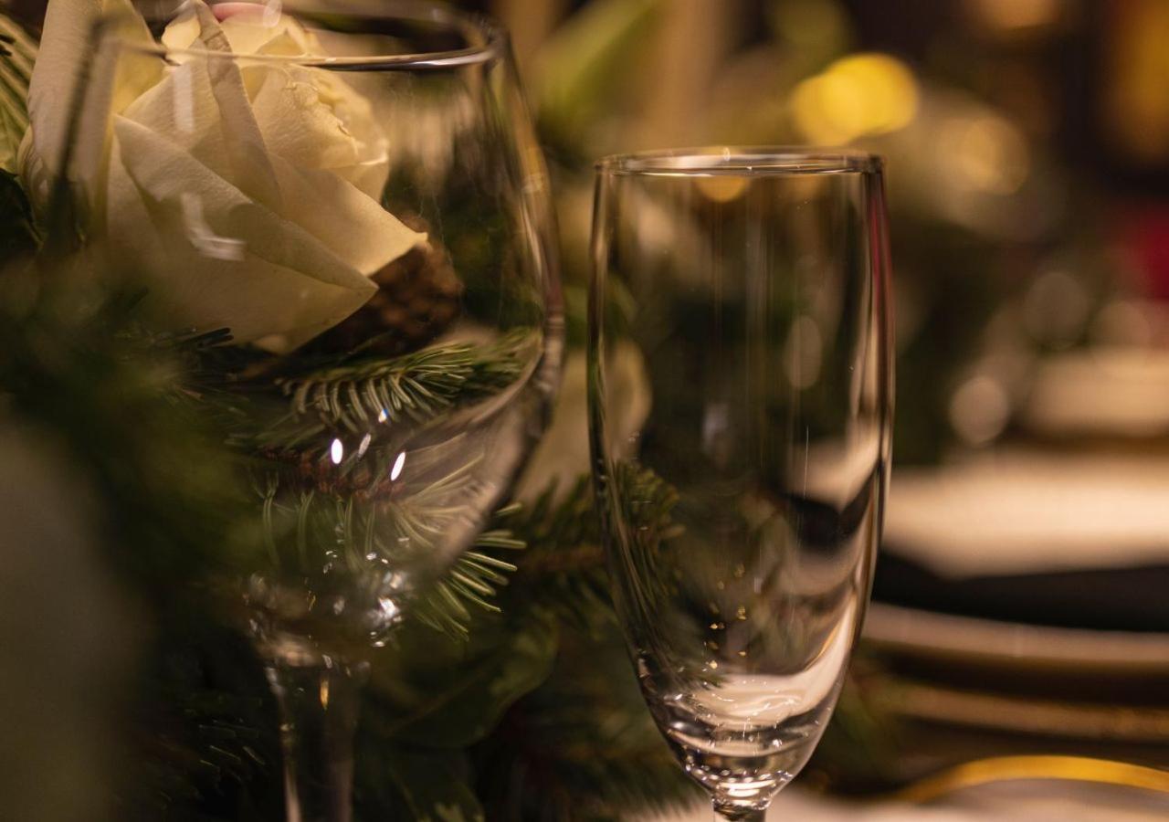 Gefinor Rotana - Beirut Hotell Eksteriør bilde Champagne flutes