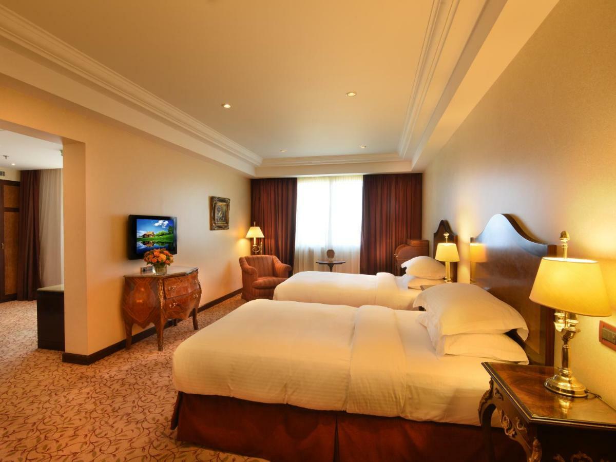 Gefinor Rotana - Beirut Hotell Eksteriør bilde A room at the hotel