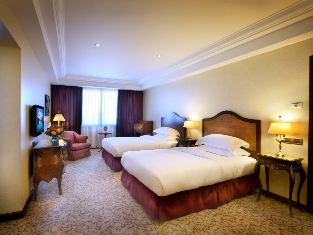 Gefinor Rotana - Beirut Hotell Eksteriør bilde A room at the hotel
