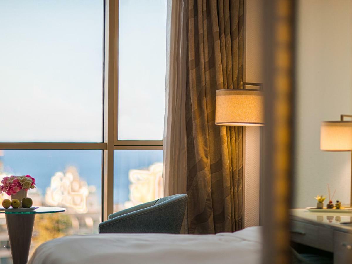 Gefinor Rotana - Beirut Hotell Eksteriør bilde A guest room at the hotel