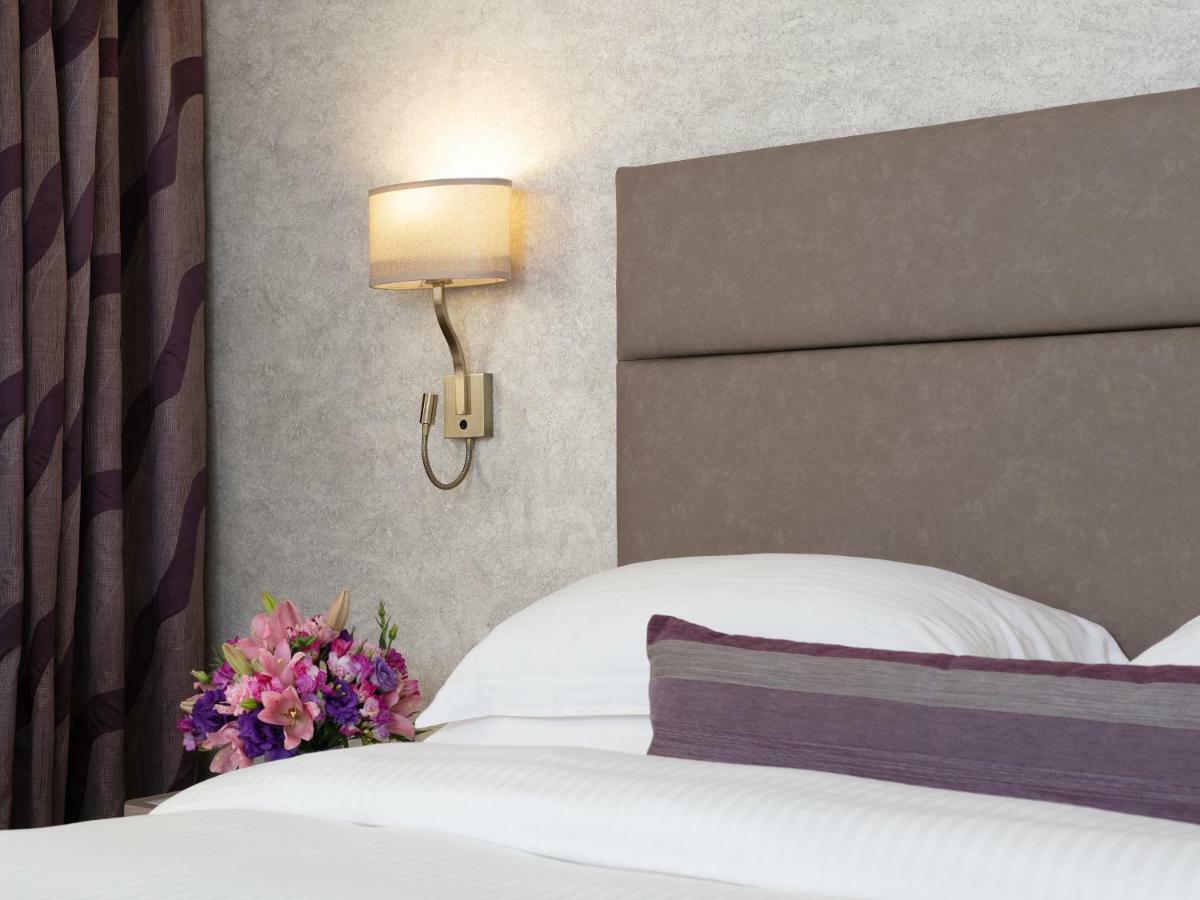 Gefinor Rotana - Beirut Hotell Eksteriør bilde A wall light