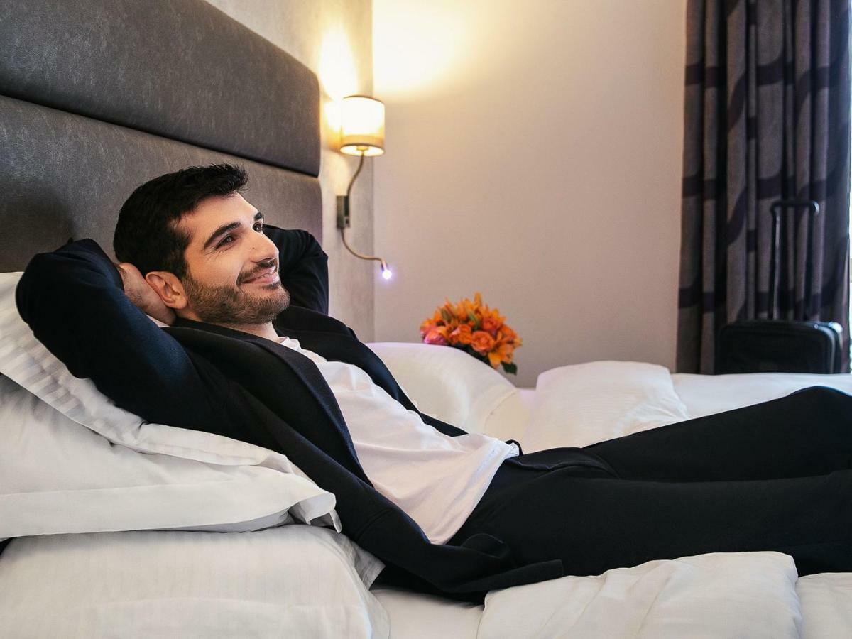 Gefinor Rotana - Beirut Hotell Eksteriør bilde A man relaxing on a massage chair